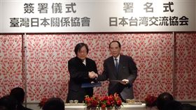 台日海洋事務會議東京召開　簽兩合作備忘錄第三屆台日海洋事務合作對話會議27日在東京召開，會後由台灣日本關係協會會長邱義仁（左）及日本台灣交流協會會長大橋光夫簽署有關因應防止走私與偷渡以及海洋科學合作的備忘錄。中央社記者楊明珠東京攝　107年12月27日