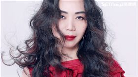 萬芳塗紅唇燙波浪，粉絲驚呼。（圖／原點概念有限公司提供）