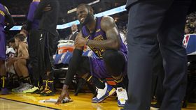 ▲詹姆斯在對勇士的比賽中受傷。（圖／美聯社／達志影像）