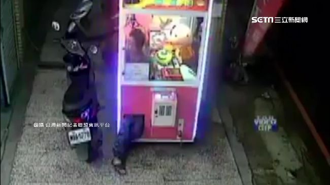 街頭狂使「軟骨功」　男鑽娃娃機行竊
