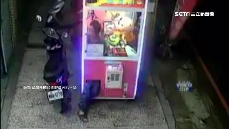 街頭狂使「軟骨功」　男鑽娃娃機行竊