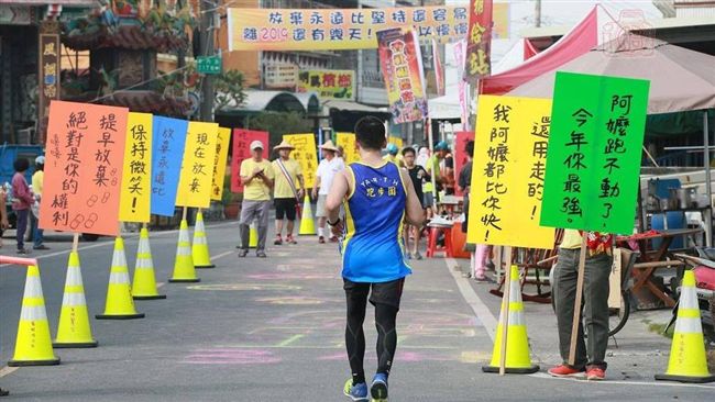 「往回跑更近」馬拉松激將標語氣死人