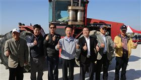 嘉義縣與台糖合作　為農機安裝濾煙器（1）嘉義縣政府為了改善空氣污染，27日由縣長翁章梁（中）召開「清淨農耕機，空污Say Bye Bye」記者會，與台糖公司合作為農耕機具加裝濾煙器防黑煙。（嘉義縣政府提供）中央社記者江俊亮傳真　107年12月27日