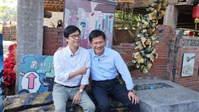 陳其邁林佳龍合體　同遊台中霧峰光復新村參選高雄市長敗選的前立委陳其邁（左）、連任失利的台中市長林佳龍（右），21日合體同遊台中市霧峰區光復新村，互相擁抱安慰。中央社記者趙麗妍攝　107年12月21日