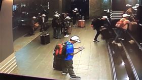 越南旅行團來台　入住飯店後集體失蹤交通部觀光局證實，4個大型越南旅行團共153人，分別在21日及23日入境高雄，卻在入住飯店後一小時，有152人脫逃失蹤。圖為越南團客入住飯店畫面。（翻攝照片）中央社記者陳朝福傳真　107年12月26日