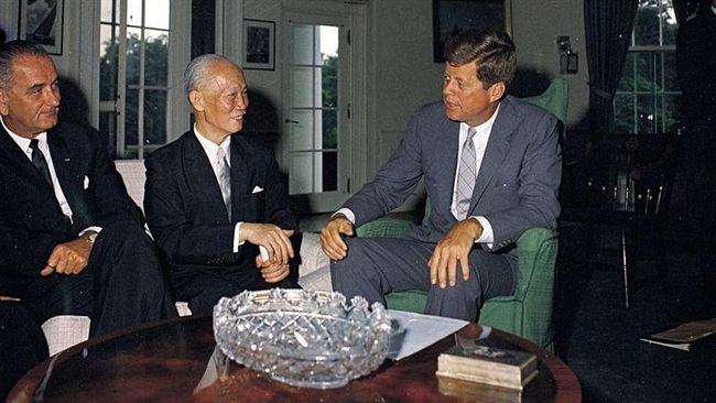 台灣首回鍋閣揆是他！兒子也是政二代