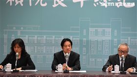 行政院年終記者會（2）行政院長賴清德（中）、行政院副院長施俊吉（右）與行政院發言人Kolas Yotaka（谷辣斯‧尤達卡）（左）等人28日上午召開年終記者會，會中回顧「安居樂業」、「生生不息」及「均衡台灣」等3大施政主軸，並回答媒體提問。中央社記者王飛華攝　107年12月28日