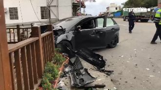 兩車對撞衝民宅　駕駛遭撞飛卡死車底