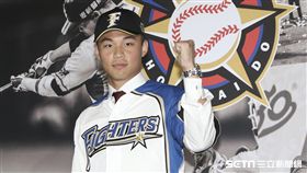 台灣強打王柏融與日本職棒火腿隊簽約並穿上背號99新球衣。（記者林士傑/攝影）