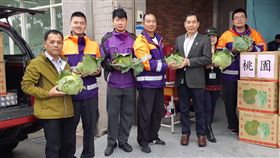 桃機公司採購高麗菜  關懷農民助弱勢（1）桃園國際機場公司採購480箱的高麗菜，由副總經理但昭璧（右3）帶隊，親自分送給機場周邊的弱勢團體及警義消等單位，關懷農民也善盡企業的社會責任。（桃園國際機場公司提供）中央社記者吳睿騏桃園傳真  107年12月27日