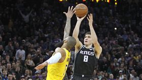 ▲Bogdanovic投進絕殺三分球，隊友們熱烈慶祝勝利。（圖／美聯社／達志影像）