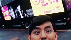 黃子佼在三立電視台門口巧遇自己的宣傳車。（圖／翻攝自黃子佼IG）