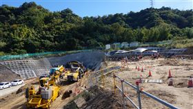 國道4號延伸段發掘遺址　新石器文物出土國道4號台中環線豐原潭子段工程，日前施工人員在豐原1號隧道西口發現「朴口文化遺址」，立即停工進行分區挖掘，而發掘出來的營埔文化、牛罵頭文化的遺址文物將移交給台中市文化資產局。中央社記者趙麗妍攝　107年12月27日