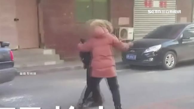 老公偷懶不陪產檢！孕婦當街暴打他