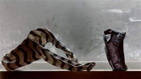 媽媽在北海道飯店洗孩子的小褲褲，拿出去曬竟結凍了。（圖／翻攝爆廢公社）