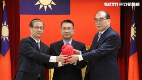 邱豐光和代理署長鐘景琨交接印信（翻攝畫面）