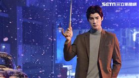 宏正與陳苡瑄兩人演出《撐傘》MV。（圖／太陽娛樂提供）