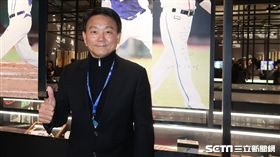 桃猿總教練洪一中在自己的展櫃前拍照。（圖／記者王怡翔攝影）