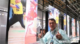 金臂人黃平洋參觀特展。（圖／記者王怡翔攝影）