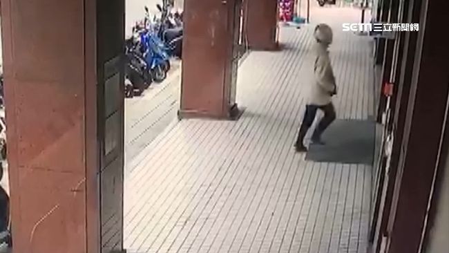槍抵行員劫錢！熟知「小房間」錢較多