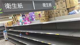 衛生紙搶購潮　賣場幾乎被掃空（2）國際紙漿價格續漲，國內家用紙品業者因成本壓力喊漲，引發民眾搶購衛生紙。北市一家賣場25日晚間貨架上的衛生紙已被搶購一空。中央社記者蘇聖斌攝　107年2月25日