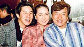 林鳳嬌歷經老公外遇、兒子吸毒，依然是家中兩男人的精神支柱。（圖／翻攝自微博）