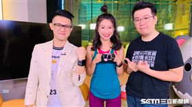主持人雲爸與來賓丁小羽、劉胖胖開箱運動手環/手錶。 
Fitbit Pay目前在台支援七家銀行合作夥伴。 
Garmin 645 Music為二鐵專用錶，同時與KKBOX合作支援音樂播放。 
主持人雲爸測試APPPLE WATCH S4摔倒偵測。