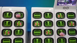 充電站玩交換禮物！吊飾餅乾外驚見…