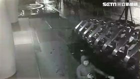 楊男看到電視報導後，疑因不滿業者作法，遂前往內科大樓潑漆洩憤（翻攝畫面）