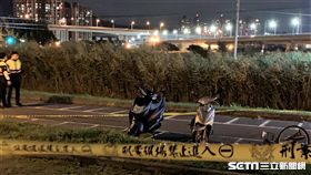 歹徒搶劫板橋陽信銀行334萬元後，隨即將機車棄置在蘆洲區微風河堤（翻攝畫面）