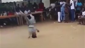 影／後空翻失誤　男舞者「90度垂直落地折頸」當場身亡
圖／翻攝自Côte d'Ivoire infos YouTube
https://www.youtube.com/watch?v=3qIyLxk9bL8