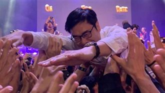 陳其邁合體滅火器　正面衝浪特寫照曝