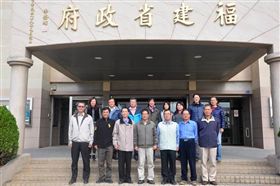 福建省政府將於12月31日正式走入歷史，秘書長翁明志日前召開省府最後一次工作會報，與員工在省府大樓前合影。福建省政府提供