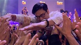 合體滅火器！陳其邁「人體衝浪」 玩到解釦嗨翻 （圖／翻攝自陳其邁Instagram）