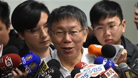 與葛來儀會面　柯文哲：價值觀與美國相近台北市長柯文哲（中）29日上午出席2018「爐石戰記」全明星賽受訪表示，曾與美國戰略暨國際研究中心（CSIS）亞洲事務資深顧問葛來儀（Bonnie Glaser）會面，並表示自己是「留美派」，價值觀與美國相近。中央社記者張新偉攝　107年12月29日