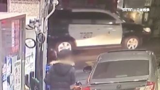 大膽！警車前加霸王油　一秒快閃落跑