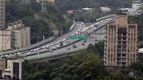 元旦連假首日　國3匯入國5車流大排長龍元旦連續假期第一天，29日國道3號南港系統交流道匯入國道5號的車流大排長龍。中央社記者鄭傑文攝　107年12月29日