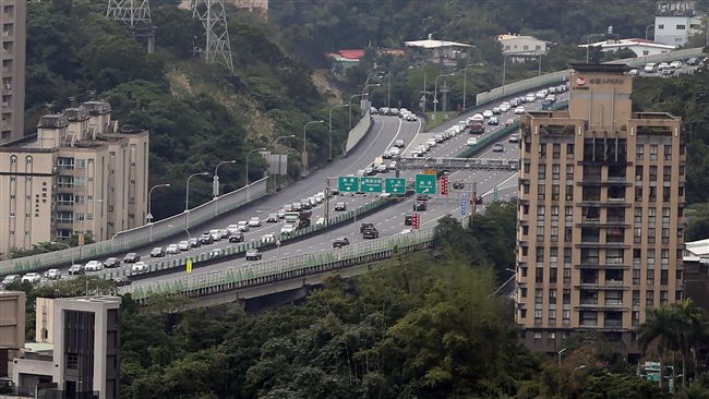 連假第2天　國道車潮比去年增13%