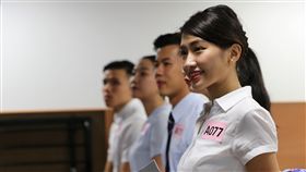 台灣虎航招募空服員（2）台灣虎航1日在台北招考空服員，考生在考場上露出親切的微笑，展現出優雅的談吐與自信，希望凸顯自己的競爭優勢順利錄取。中央社記者張皓安攝　107年12月1日