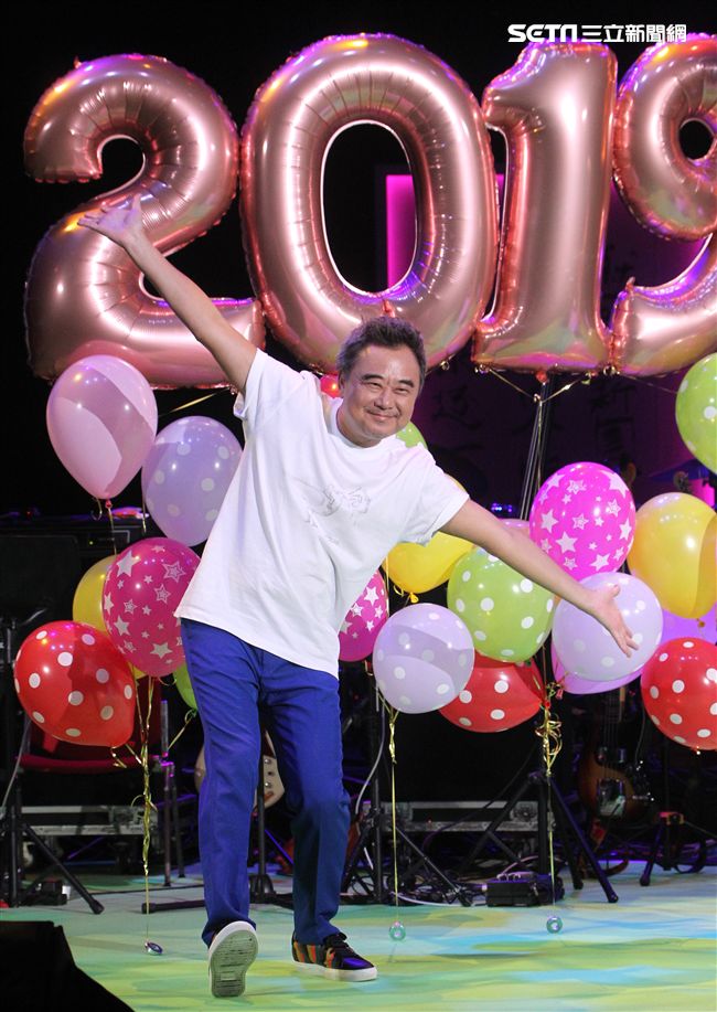 陳昇跨世代飆唱25個跨年，豪氣回：大叔活龍一尾繼續嗨唱。（記者邱榮吉/攝影）
