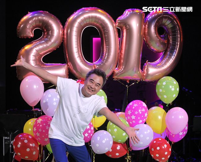 陳昇跨世代飆唱25個跨年，豪氣回：大叔活龍一尾繼續嗨唱。（記者邱榮吉/攝影）