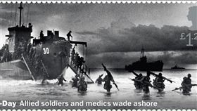 為了紀念第二次世界大戰同盟國反攻歐洲的諾曼第登陸日（D-day）75週年，英國皇家郵政（Royal Mail）設計的紀念郵票竟誤用美軍登陸印尼照片，皇家郵政已公開致歉。（圖／翻攝自Andy Saunders twitter）