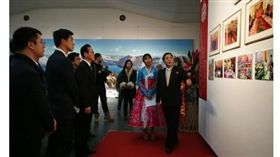 北韓（朝鮮）昨（28）日在北京舉辦領導人金正恩的圖片展，大陸官媒環球網今天在報導中表示，這是中國和北韓關係「迅速轉暖的強烈訊號」。（圖／翻攝自環球網）