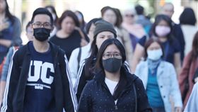 空品不佳　民眾外出戴口罩防護根據環保署空氣品質監測網，29日雲嘉南、高屏、金門及馬祖地區都有測站空氣品質指標（AQI）達到對敏感族群不健康的橘色等級。圖為走在台北街頭的民眾戴起口罩防護。中央社記者吳翊寧攝　107年10月29日