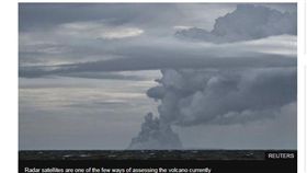 印尼喀拉喀托之子（Anak Krakatau）火山在一系列爆發及山體滑坡後，縮小到原先體積的1/3，其中側面塌陷在一週前引發海嘯，造成400多人死亡，數千人受傷。（圖／翻攝自BBC）