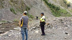 台東都飛魯溫泉遭闖丟垃圾　林管處籲自愛（2）林務局台東林區管理處大武工作站與台東縣大武警分局日前深入大武山自然保留區都飛魯溫泉周邊地區巡察，在乾涸溪床上發現輪胎痕跡及散置保特瓶等垃圾。台東林管處表示，連假期間將派員加強管制及取締非法進入。（台東林管處提供）中央社記者李先鳳傳真　107年12月29日