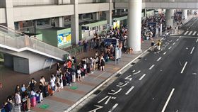 水淹關西機場  滯留旅客等搭車颱風燕子4日襲日本，關西國際機場淹水癱瘓，大量旅客滯留，5日有許多旅客排隊等著搭巴士離開機場。（許姓民眾提供）中央社記者蕭博陽南投縣傳真  107年9月6日