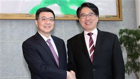 卓榮泰游盈隆握手致意（2）民進黨第16屆黨主席補選電視政見發表會29日下午在壹新聞舉行，民進黨主席補選候選人卓榮泰（左）、游盈隆（右）出席，雙方握手致意。中央社記者張皓安攝　107年12月29日