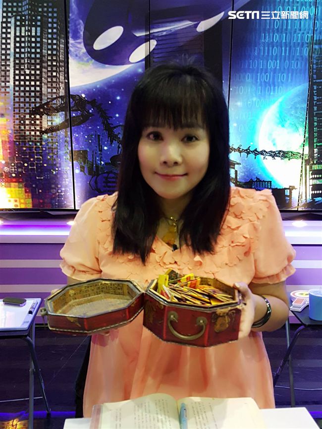 資深命理師王馨怡精通易經、鳥卦。(圖/本人提供)