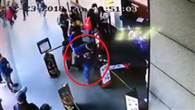 5歲兒進不了電影院，爸爸氣到衝進售票亭揍人。（圖／翻攝爆料公社）